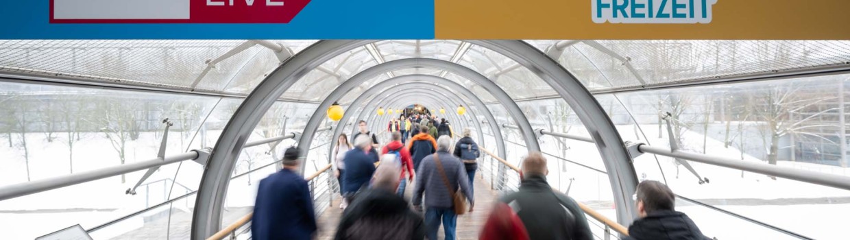 People walk from the glass hall to the individual halls of the HAUS-GARTEN-FREIZEIT and HANDWERK live trade fairs.