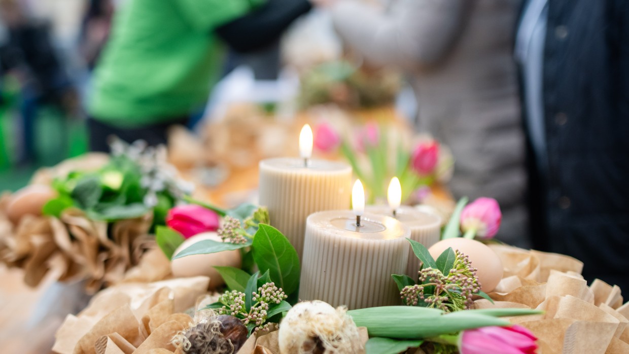 Ein Gesteck aus Tüchern, Blumen und einer Kerze. Ein Gesteck aus Tüchern, Blumen und einer Kerze.