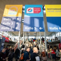 Foto aus dem Messeeingang Ost. Abgebildet sind die Wege zur Haus-Garten-Freizeit, Handwerk live und Motorrad Messe Leipzig.