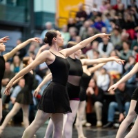 Kinder tanzen auf einer Bühne.