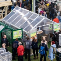 Gewächshäuser von oben fotografiert.