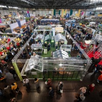 Eine Halle von oben fotografiert. Man sieht eine Menge Stände.