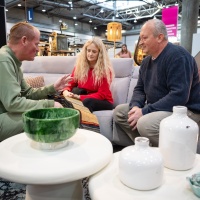 3 Personen unterhalten sich auf einer Couch.