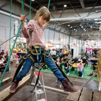 Ein Kind klettert in einem kleinen Parkour.