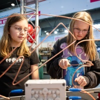 2 Kinder spielen ein Geschicklichkeitsspiel.