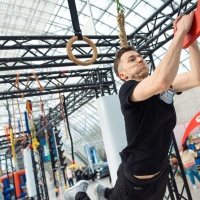 Ein Mann versucht sich an einem Parkour.