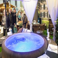 Besucher schauen sich einen Whirpool an. Besucher schauen sich einen Whirpool an.