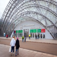 Glashalle von außen. Glashalle von außen.
