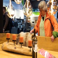 Eine Frau schaut sich eine Pelz an. Eine Frau schaut sich eine Pelz an.