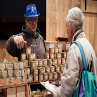 Ein Mann berät einen Besucher zu seiner Ware. Ein Mann berät einen Besucher zu seiner Ware.