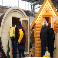 Besucher schauen sich Saunen an. Besucher schauen sich Saunen an.