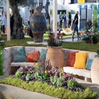 Sofa im Garten. Sofa im Garten.