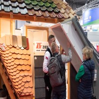 Ein Handwerker informiert Besucher über Fenster. Ein Handwerker informiert Besucher über Fenster.