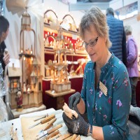 Eine Frau arbeitet an Weihnachtsdeko. Eine Frau arbeitet an Weihnachtsdeko.